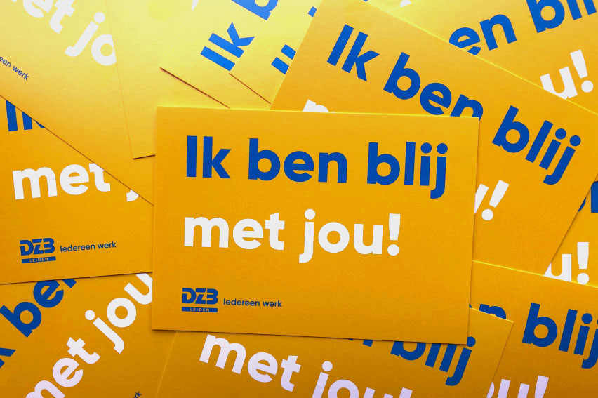 Medewerkers DZB Leiden geven elkaar complimenten